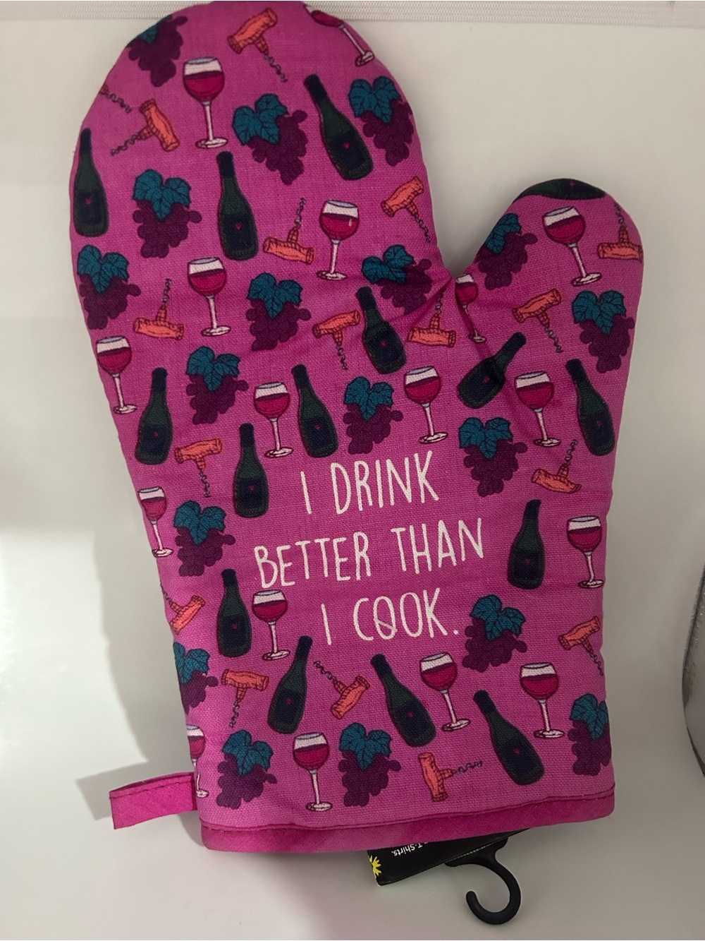 “I drink better than I cook.” Wine Print Oven Mitt 🍷 - Picture 3 of 3